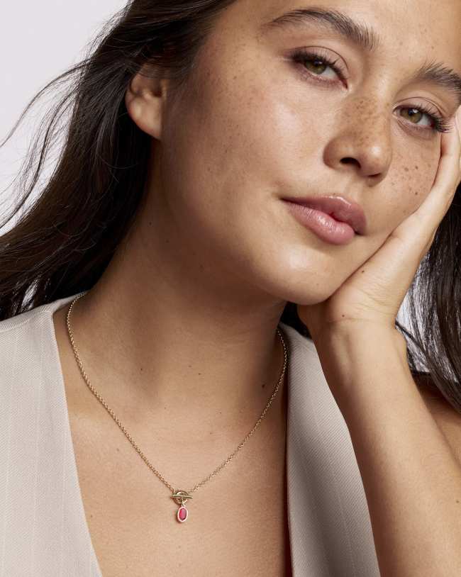 Mini Elisa Toggle Gold Short Pendant Necklace in Carmine Red Illusion