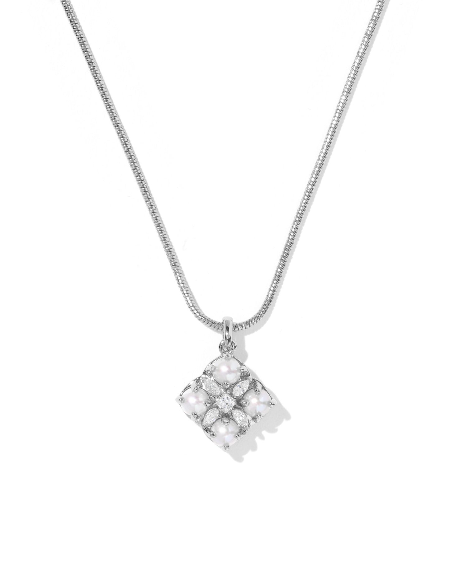 Dira Pearl Silver Short Pendant Necklace